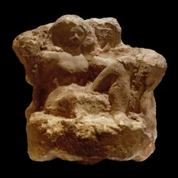 座っている裸の女の子